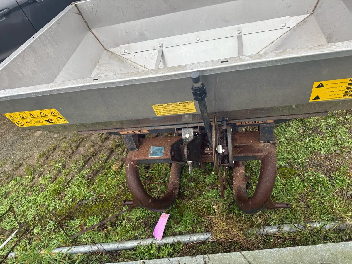 Fertiliser spreader - Image 1
