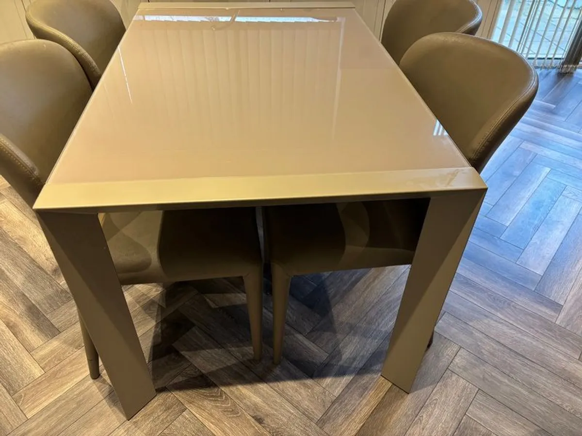 Dining Table and chairs - Image 1