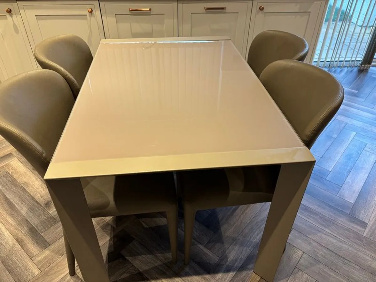 Dining Table and chairs - Image 2