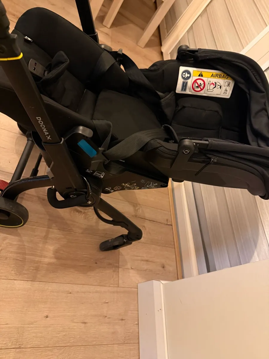 Doona X recliner stroller/ baby seat - Image 3