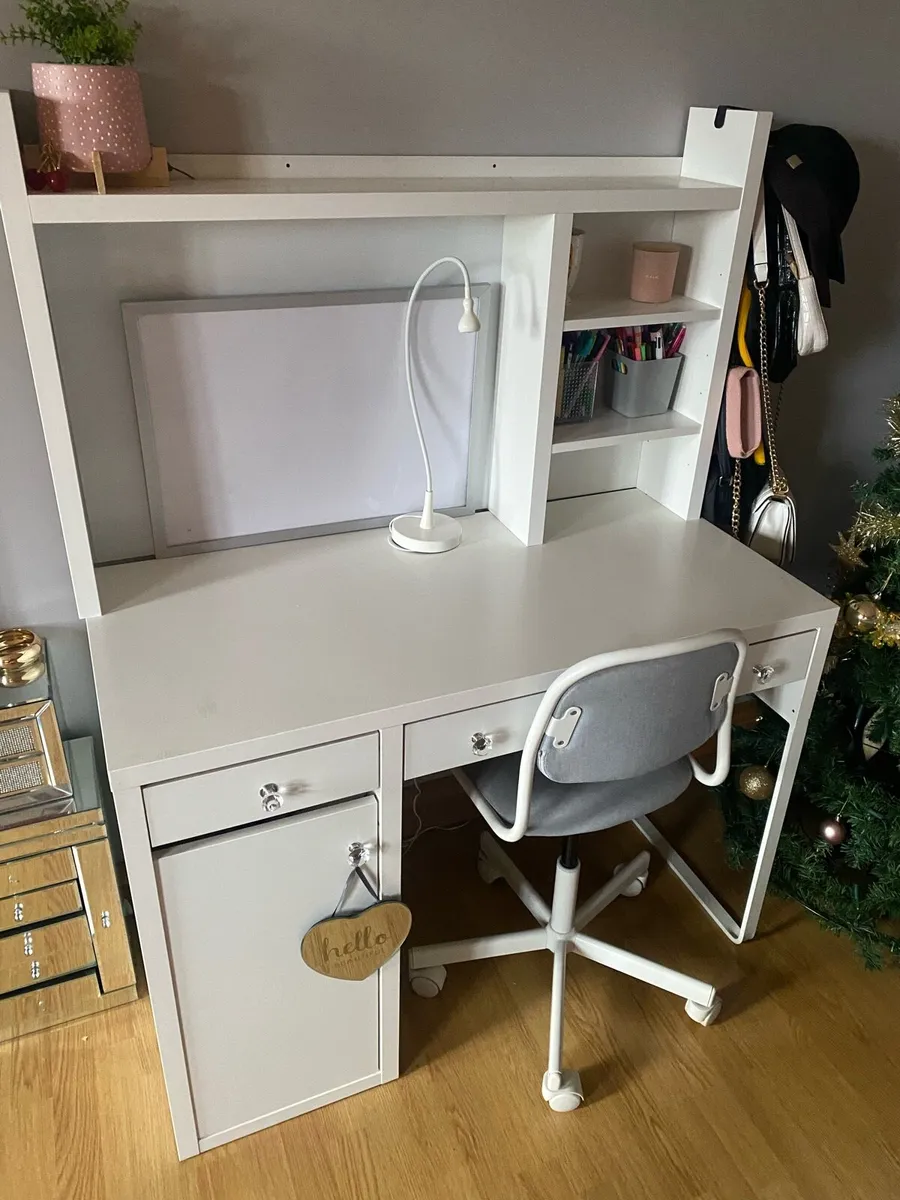 White desk - Image 1