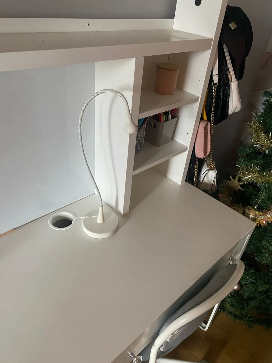 White desk - Image 2