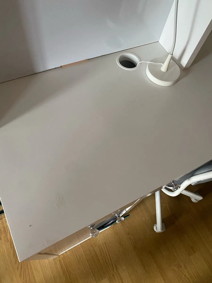 White desk - Image 3