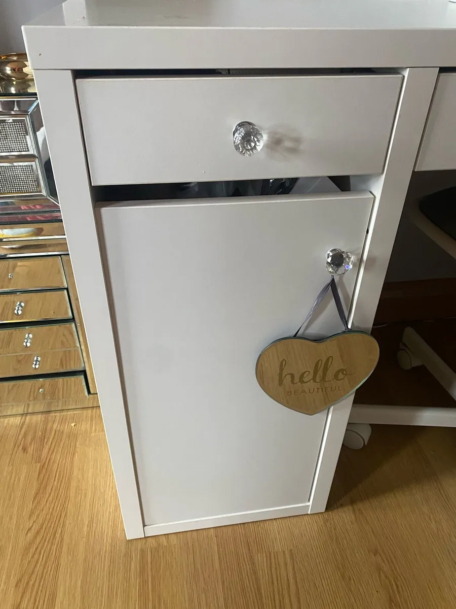 White desk - Image 4