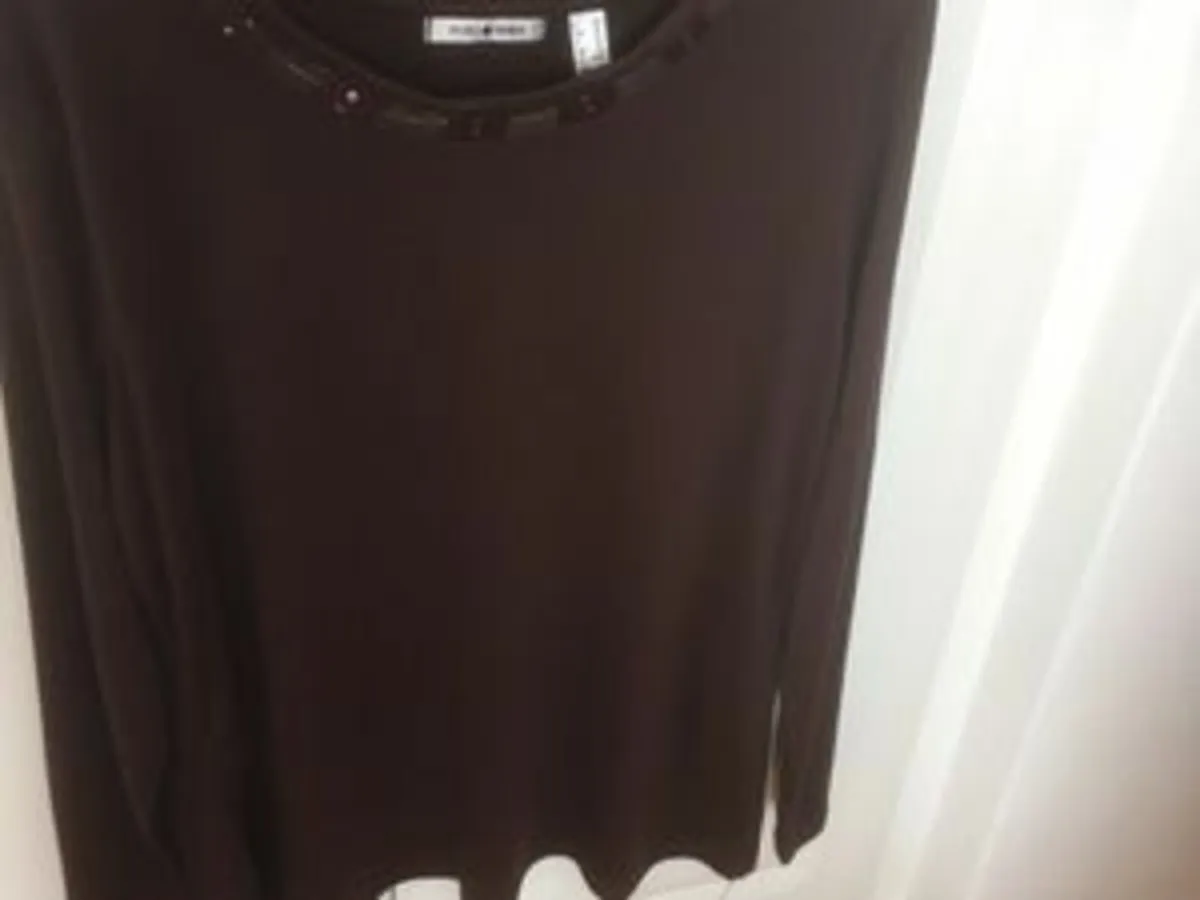 BRAND NEW Punt Roma Long Sleeve Top, Size L / XL