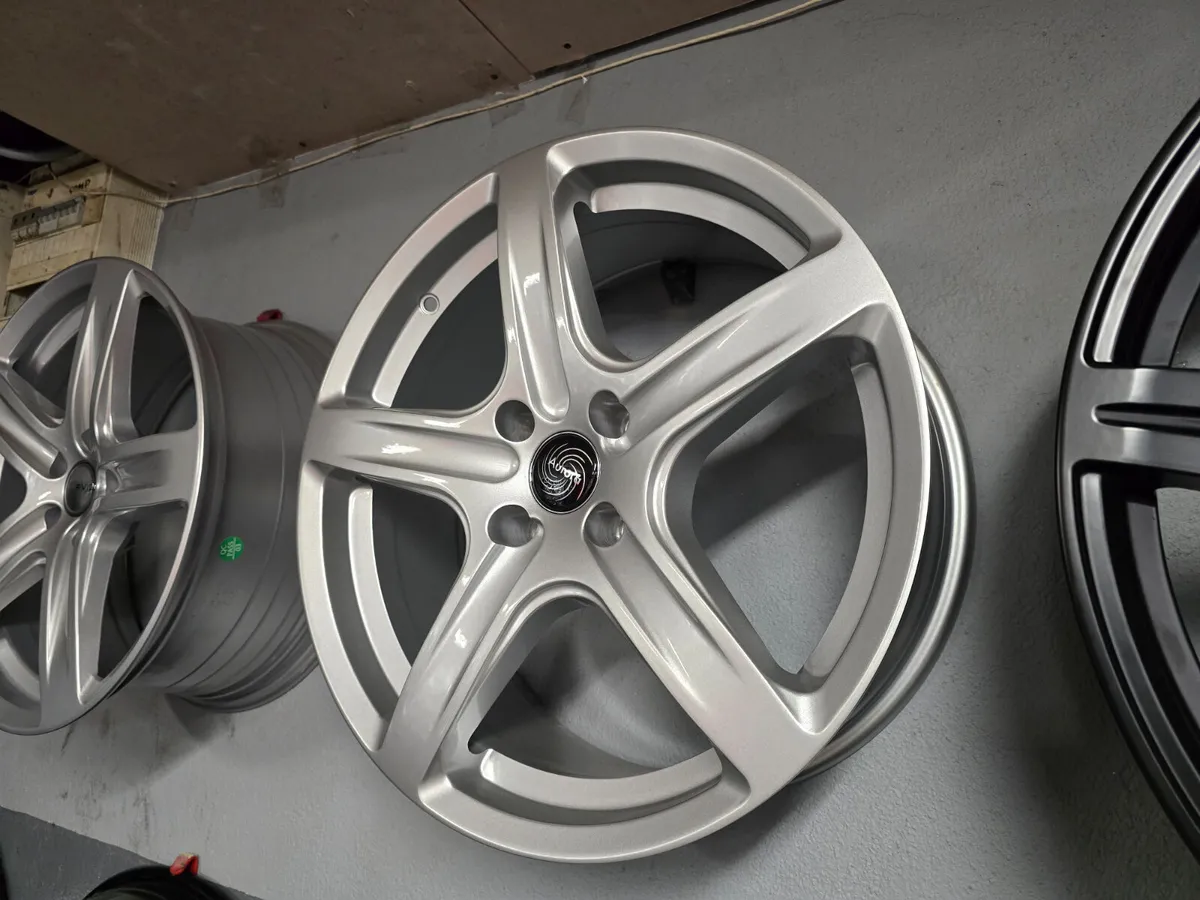 **Special** 18" Aurora AR418