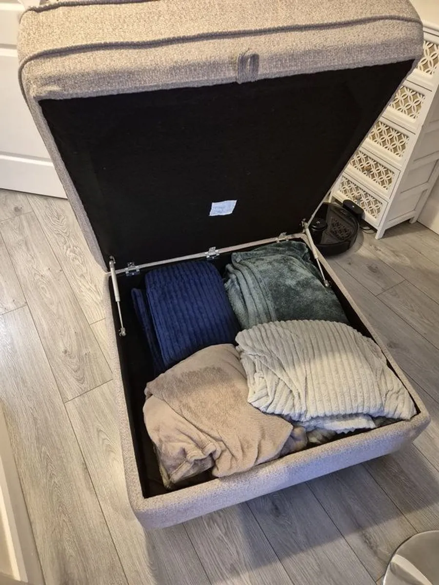 Footstool/Chaise with storage - excellent condition - Image 1