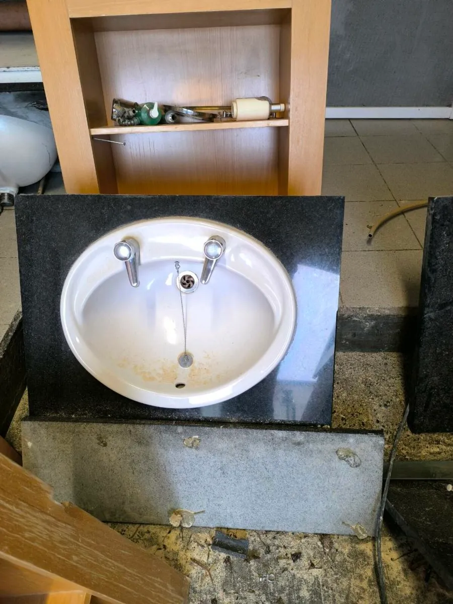 Bathroom, toilets & sinks with marble tops - Image 2