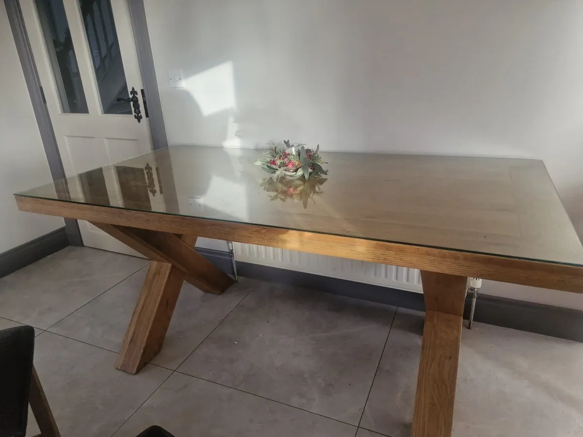 Table and chairs - Image 1