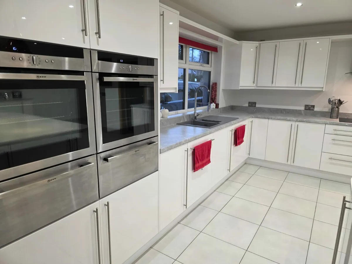 White gloss kitchen and applainces Immaculate ! - Image 1