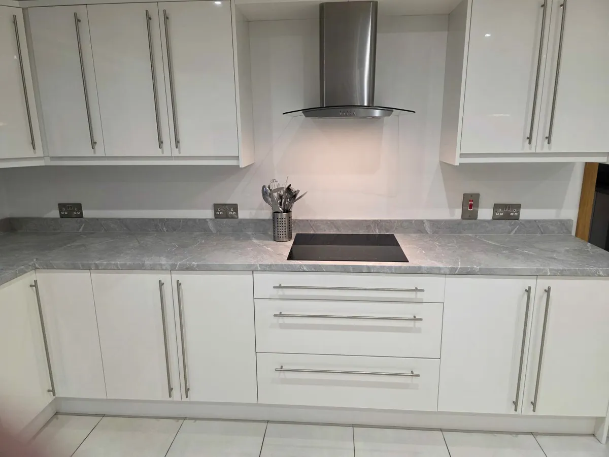 White gloss kitchen and applainces Immaculate ! - Image 4