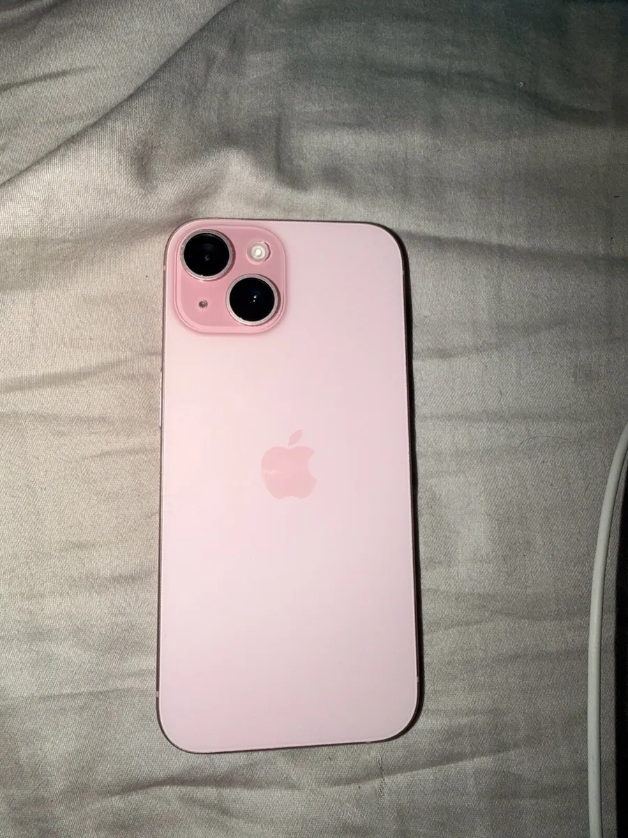 iPhone 15 - Image 3