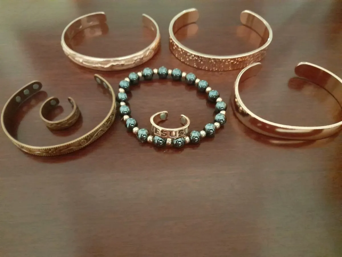 Copper bracelet and ring. - Image 1