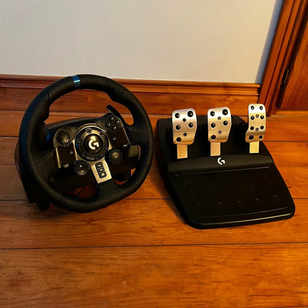 Logitech G923 Racing Wheel & Pedals