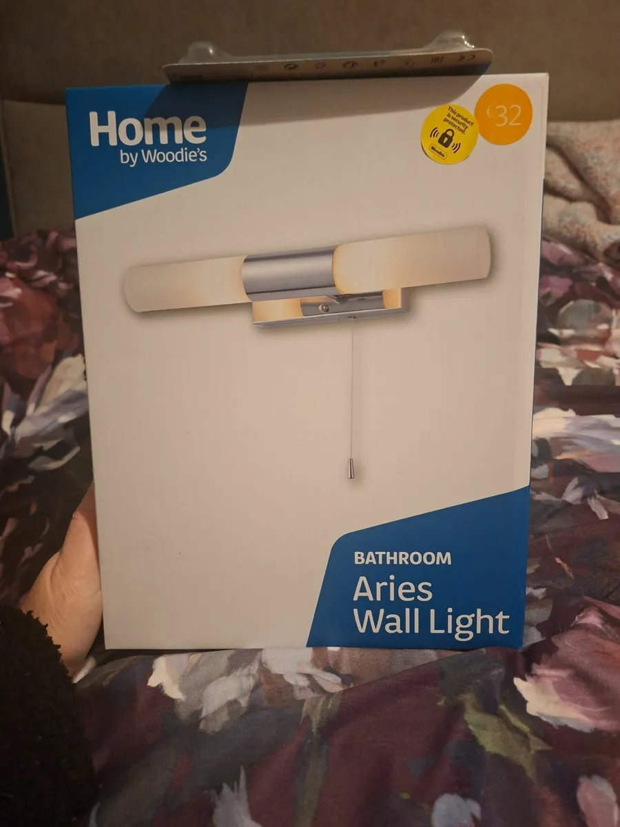 Bathroom light with bulb - Image 1