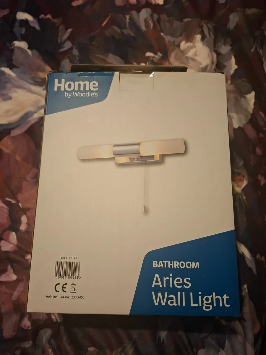 Bathroom light with bulb - Image 3