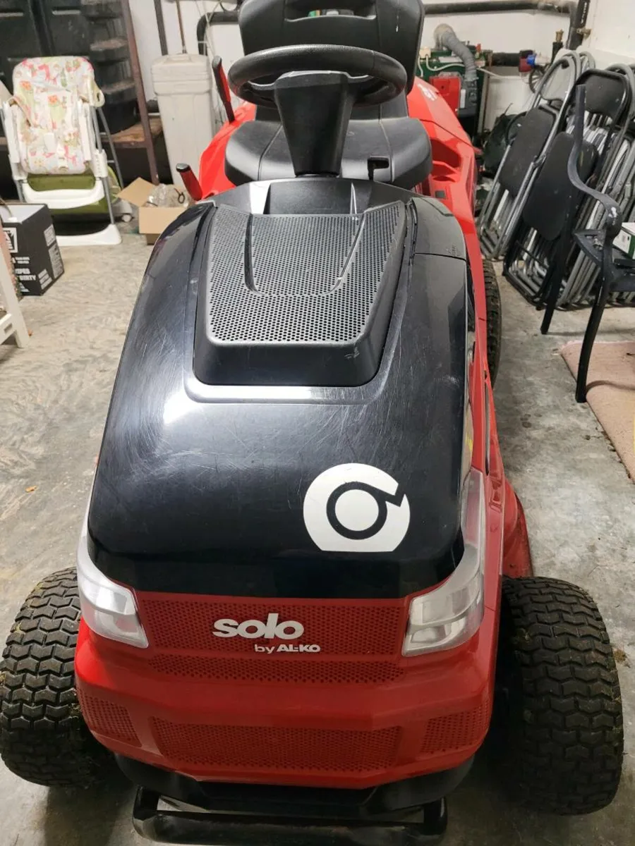 Solo T95.6 ride on lawnmower - Image 1