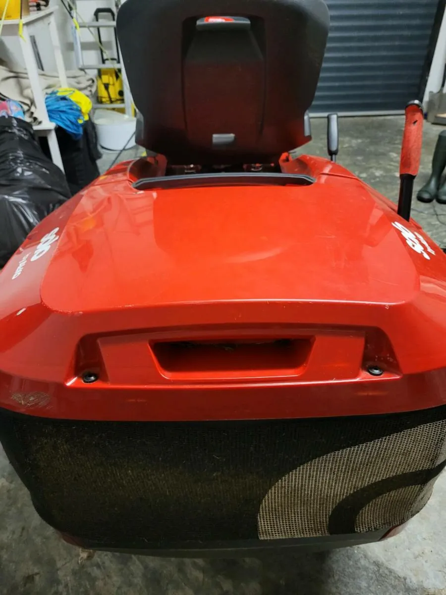 Solo T95.6 ride on lawnmower - Image 3