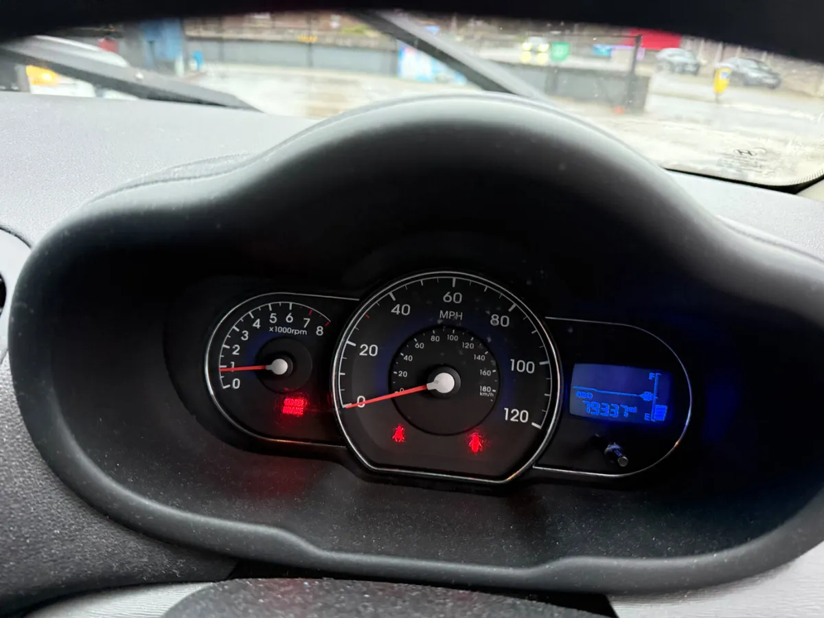 HYUNDAI LOW MILAGE 1 OWNER - Image 3