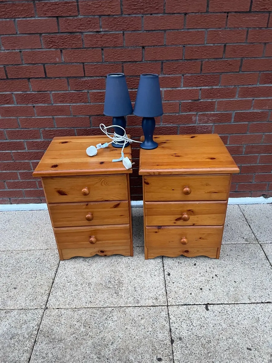 2 wooden pine lockers + 2 lamps - Image 1