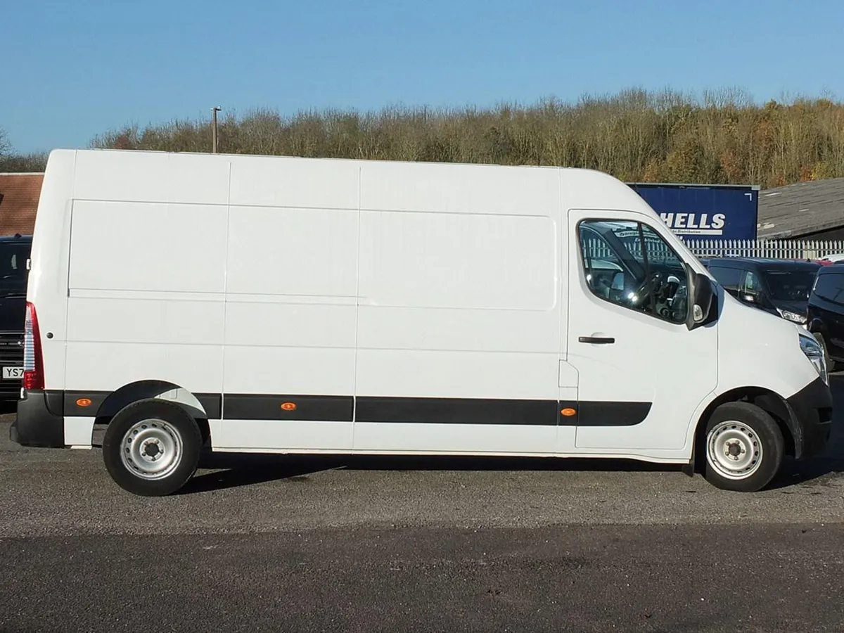 2022 Nissan Interstar Medium Roof Panel Van - Image 1