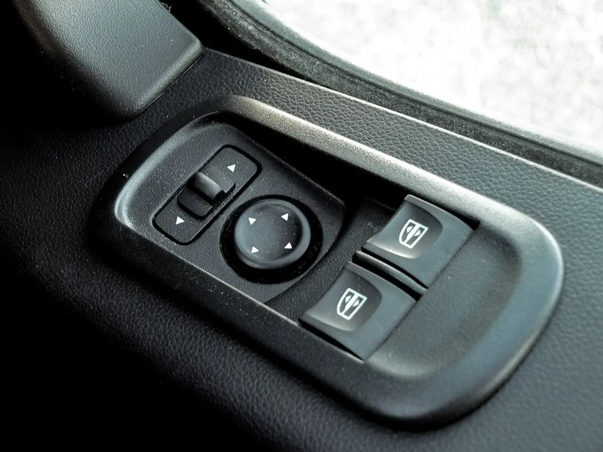 2022 Nissan Interstar Medium Roof Panel Van - Image 4