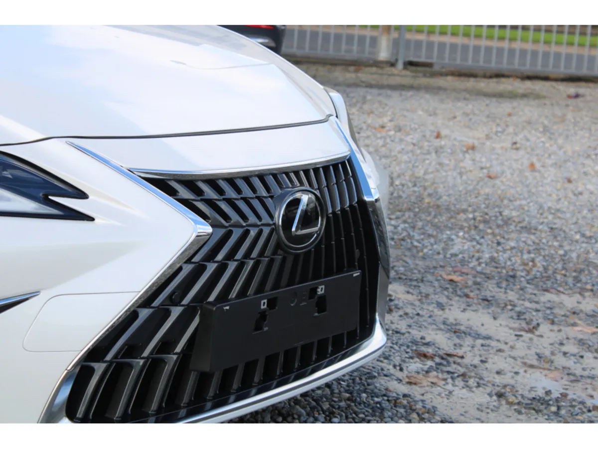 Lexus ES 300H 2.5 CVT Dynamic *Pan Roof* - Image 4