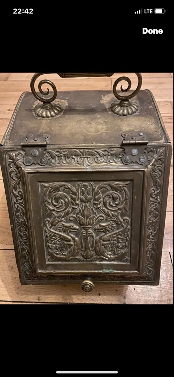 Brass coal scuttle - Image 1