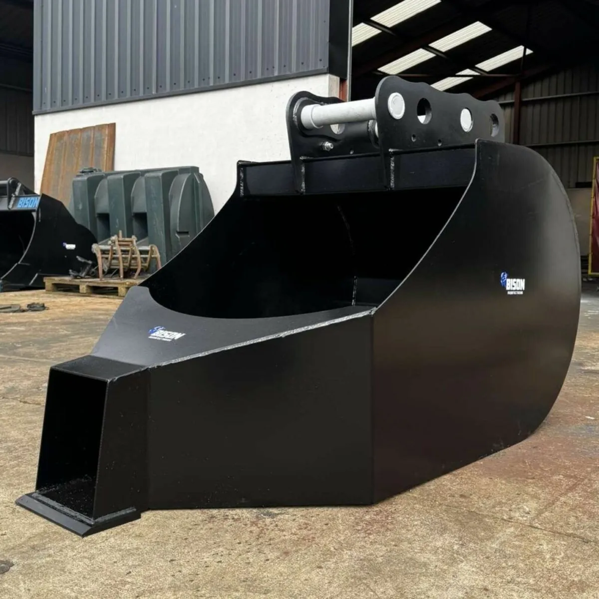 BISON CONCRETE POURING BUCKET - Image 1