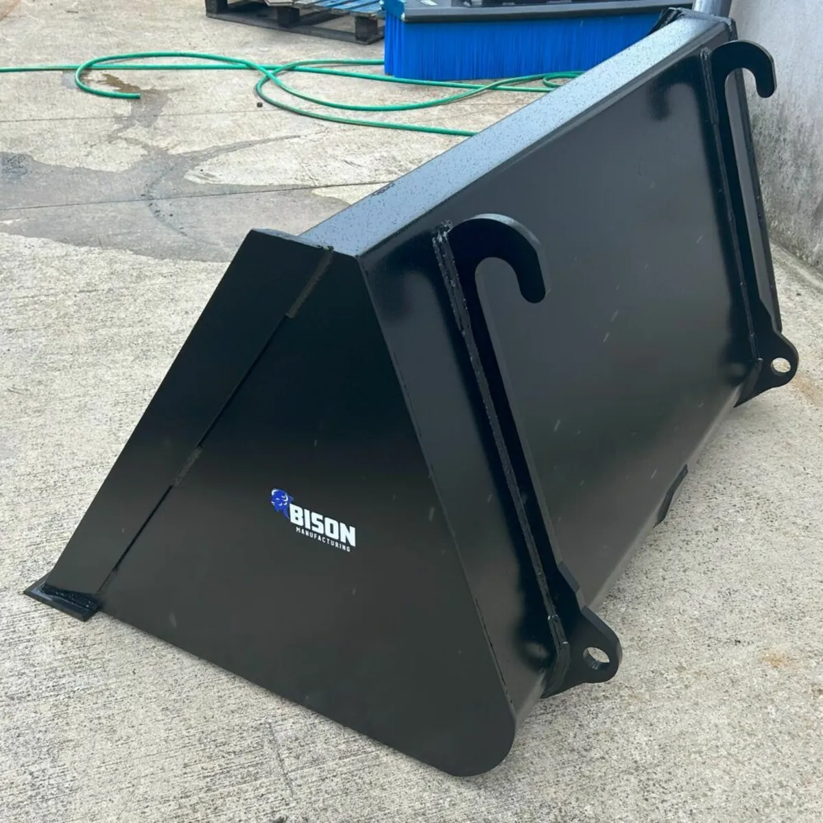 BISON TELEHANDLER / LOADER BUCKETS - Image 2