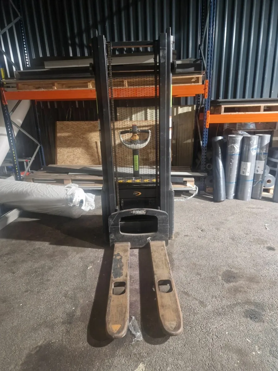 Pallet stacker - Image 3