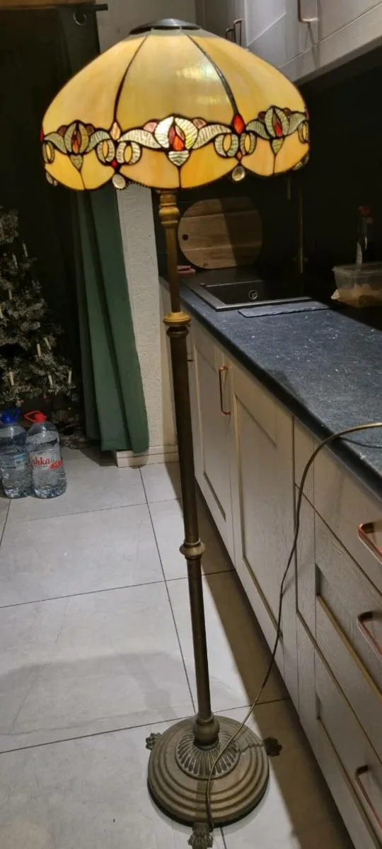 VINTAGE TIFFANY GLASS 5 FOOT TALL LAMP (REWIRED ) - Image 4