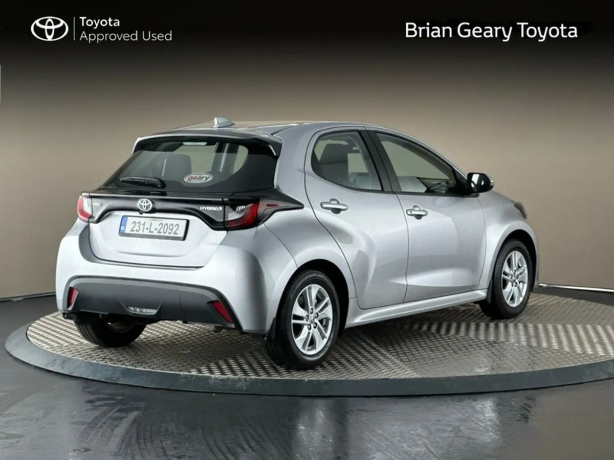 Toyota Yaris HYBRID LUNA - Image 2
