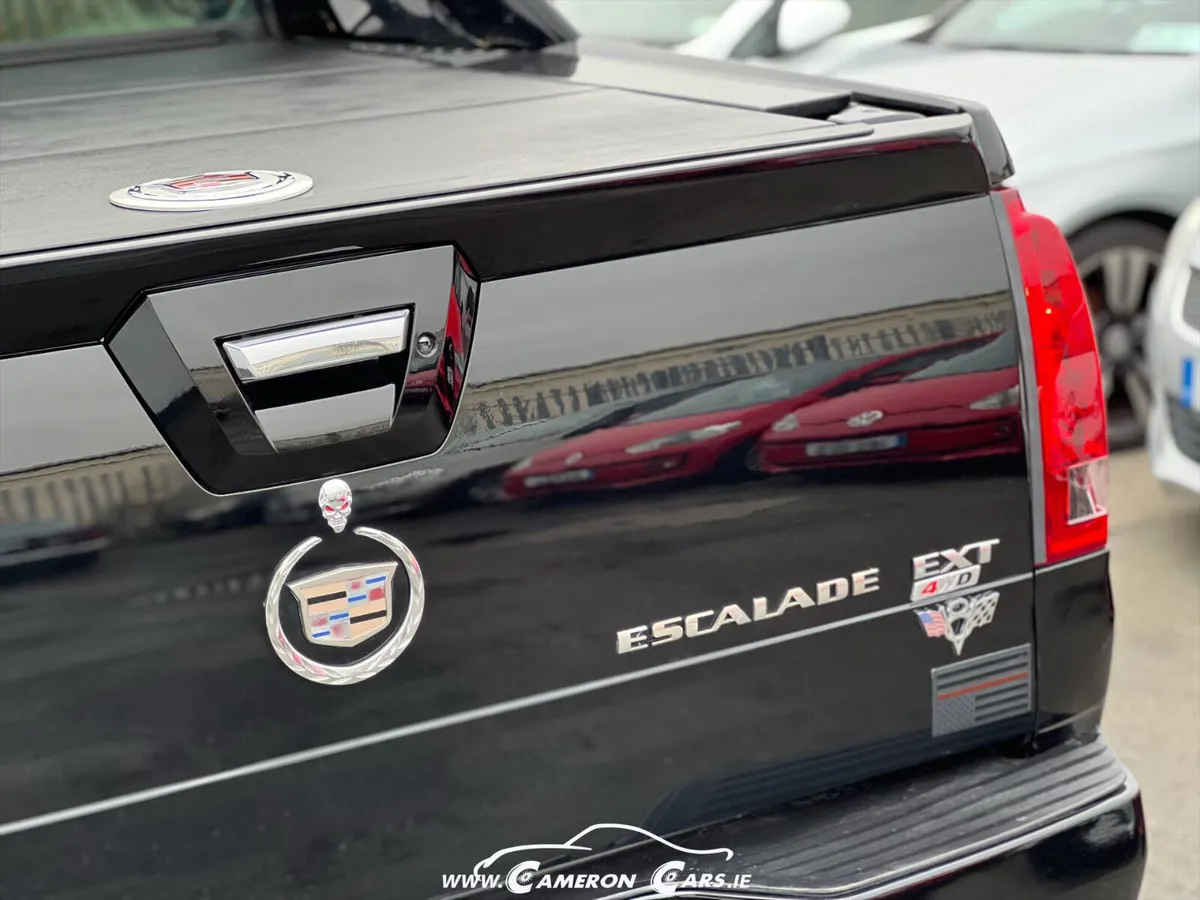 CADILLAC ESCALADE V8 SPORT TRUCK - Image 3