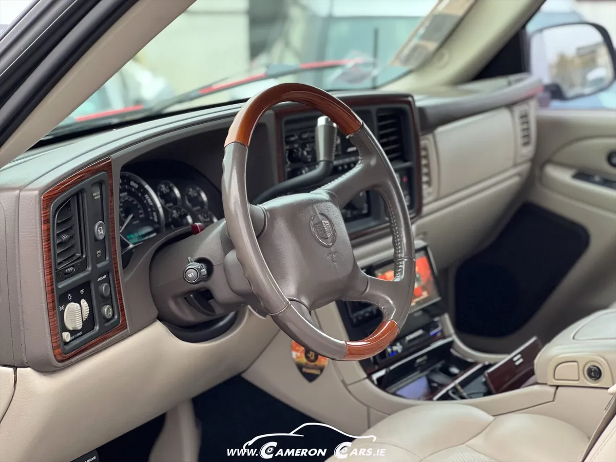 CADILLAC ESCALADE V8 SPORT TRUCK - Image 4