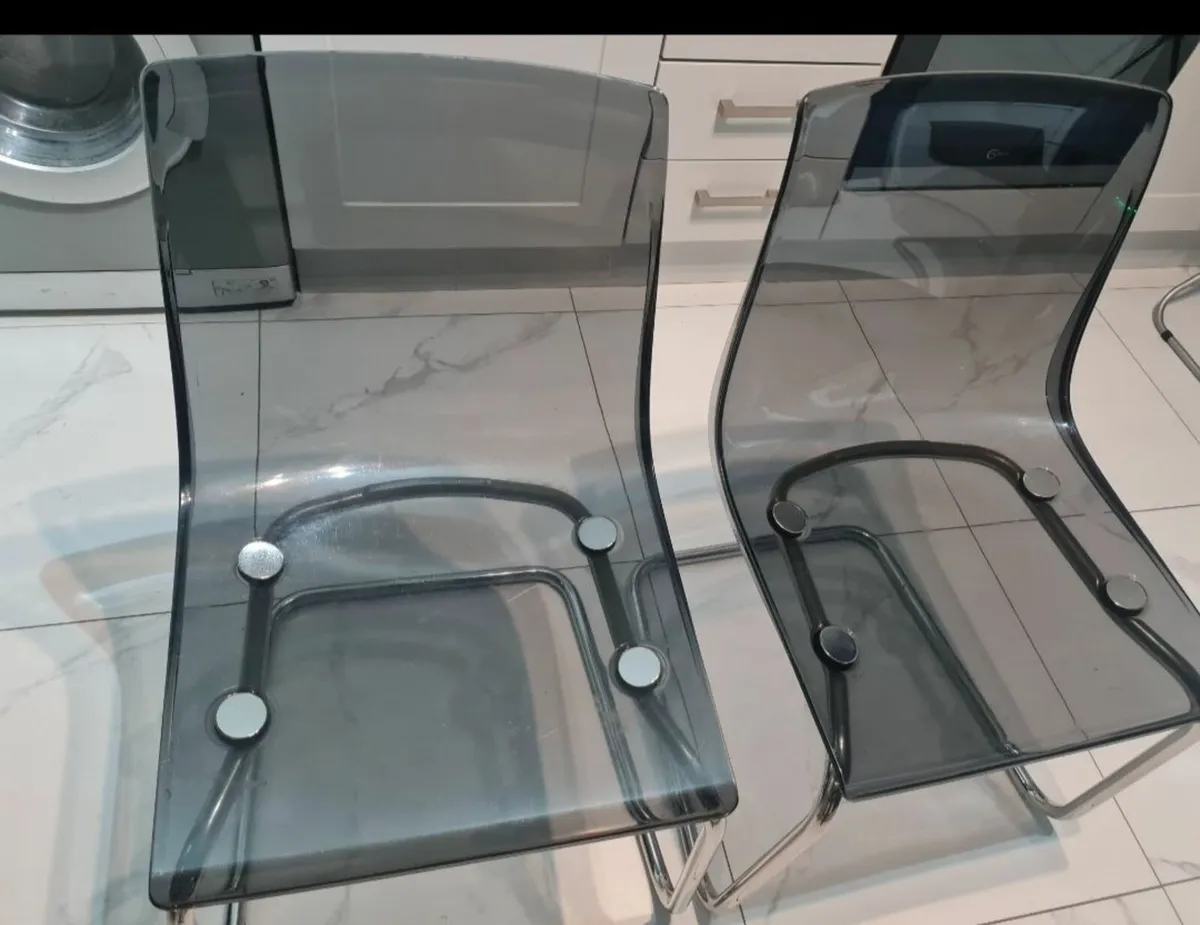 Table and chairs - Image 1