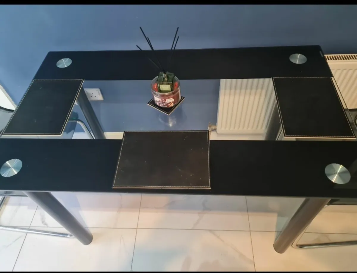 Table and chairs - Image 2