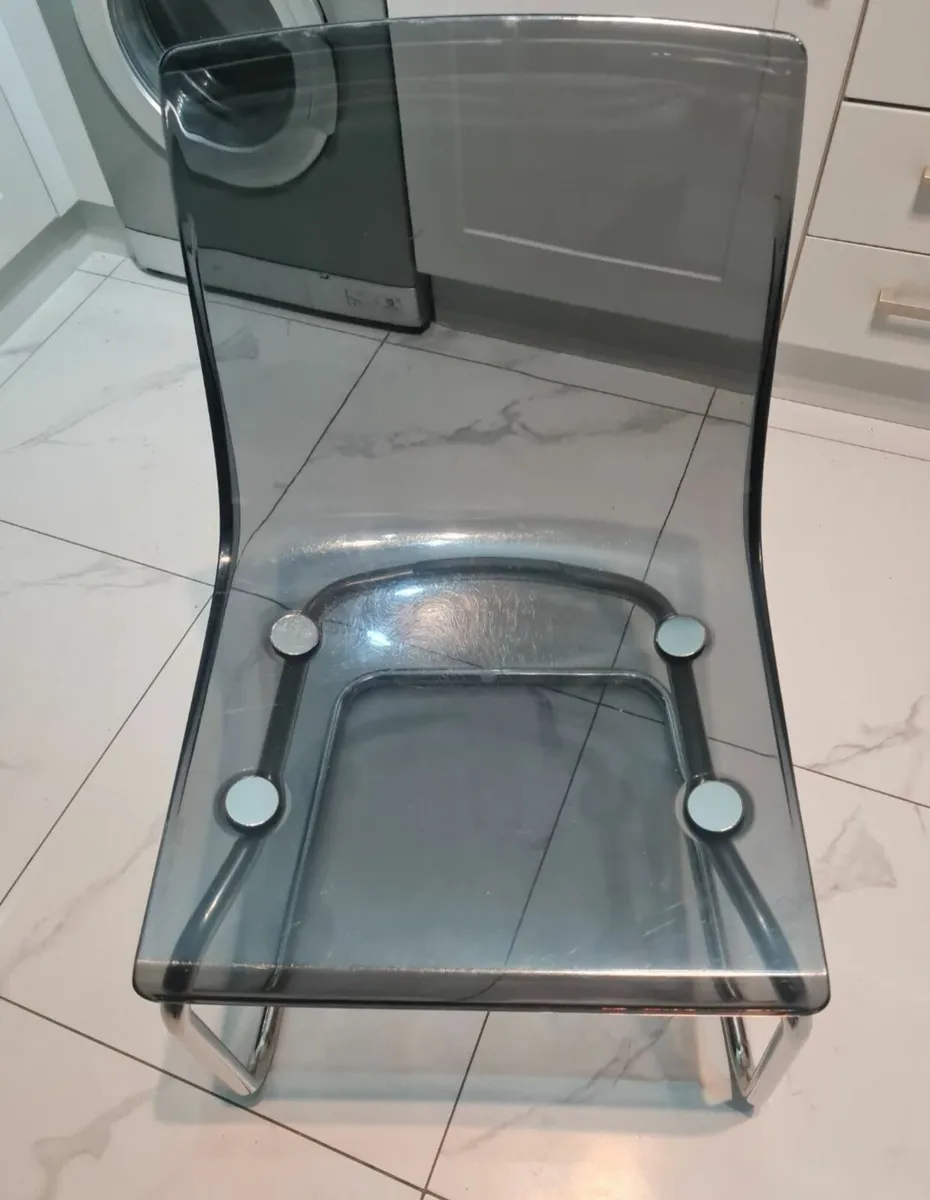 Table and chairs - Image 3