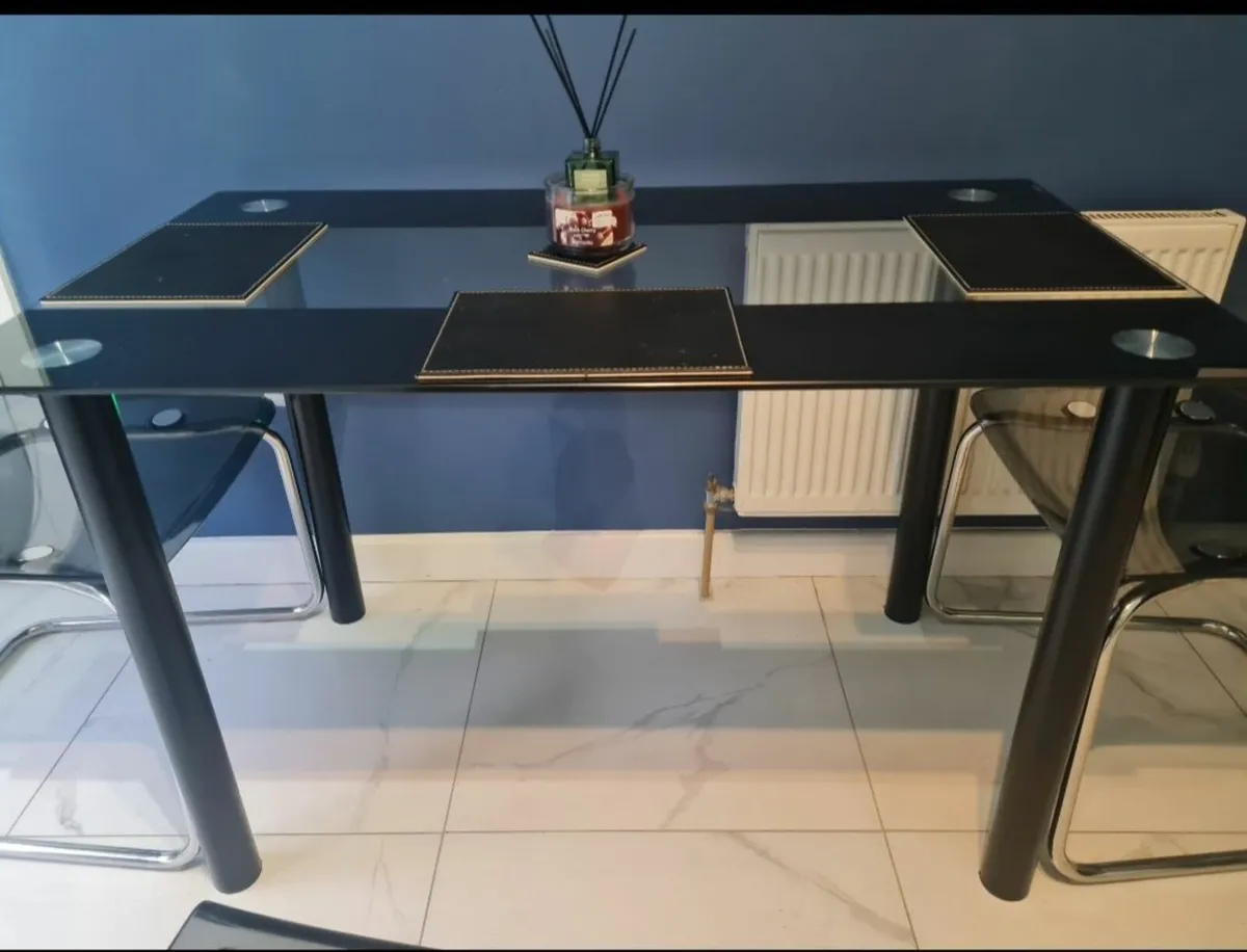 Table and chairs - Image 4