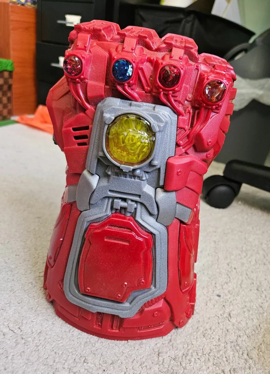Marvel Avengers Endgame Red Infinity Gauntlet - Image 1