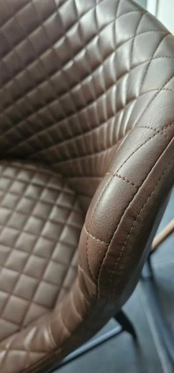 Kitchen island and 2 bar stools - Image 3