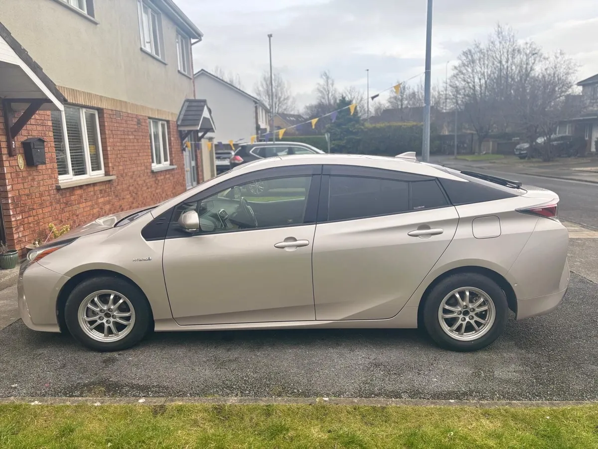Toyota Prius 2017 - Image 2