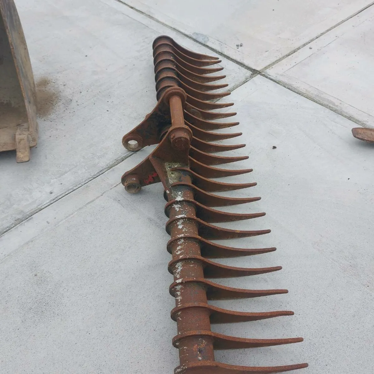 Pallet forks.  Bucket  lawn rake - Image 3