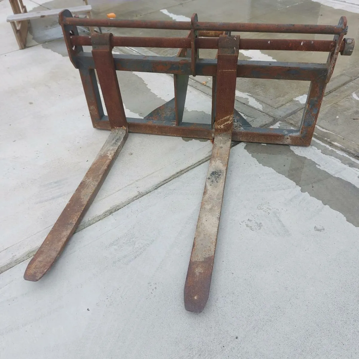 Pallet forks.  Bucket  lawn rake - Image 1