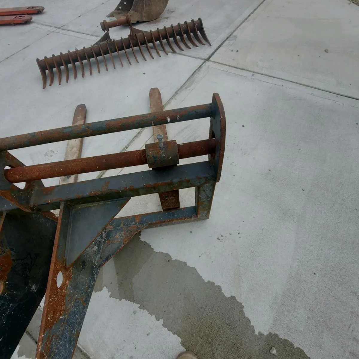 Pallet forks.  Bucket  lawn rake - Image 4