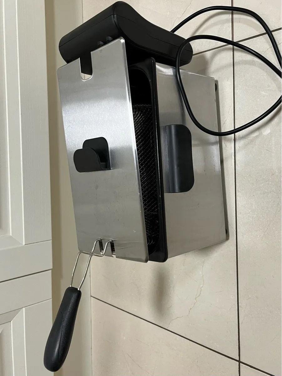 Russell Hobbs Stainless Steel Deep Fat Fryer - Image 1