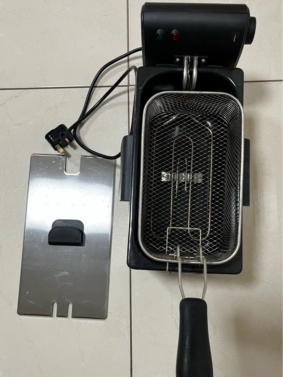 Russell Hobbs Stainless Steel Deep Fat Fryer - Image 2