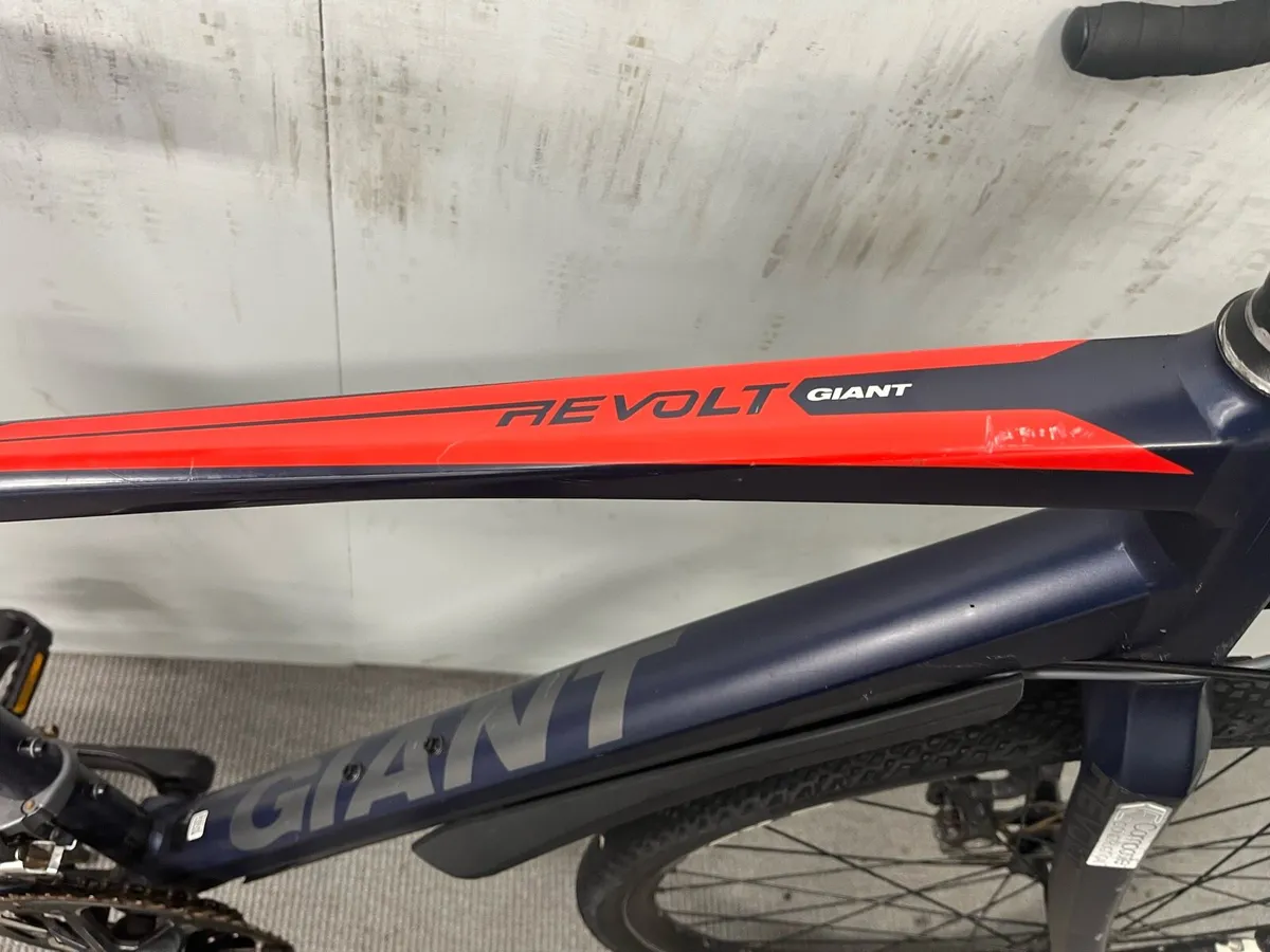 Giant Revolt  Gravel Bike - Image 2