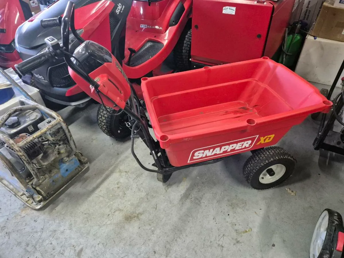 Snapper ESXDUC82 Wheelbarrow - Image 1