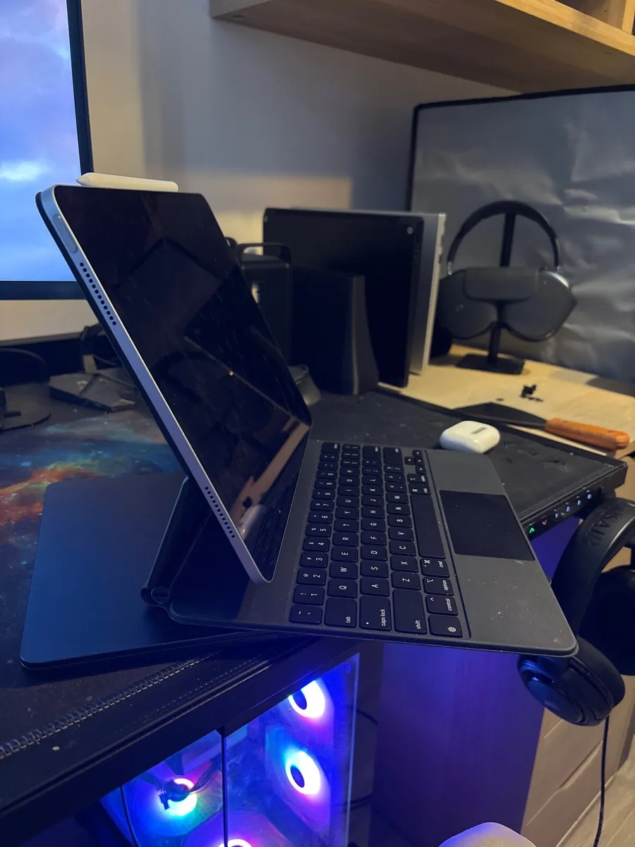 IPad Air 13 inch with Magic Keyboard & Pencil - Image 2